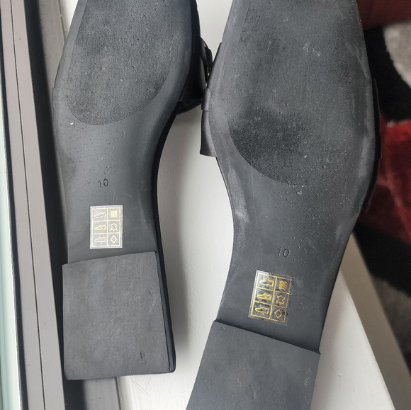 Jeffrey Campbell Black sandals with gold link details, size 10. - Picture 4 of 9